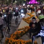Messico celebra giorno dei morti: centinaia di ciclisti vestiti da scheletri e fantasmi