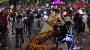 Messico celebra giorno dei morti: centinaia di ciclisti vestiti da scheletri e fantasmi