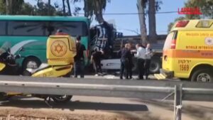 Israele, camion contro la fermata di un autobus: diversi i feriti