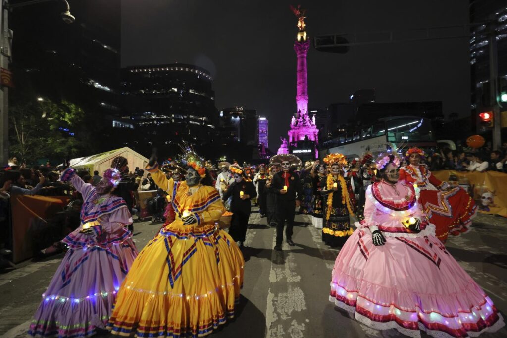 Galleria foto 'La parata delle Catrinas a Città del Messico apre le celebrazioni per il giorno dei morti' - foto 5