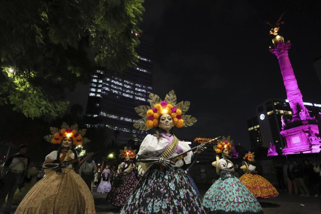 Galleria foto 'La parata delle Catrinas a Città del Messico apre le celebrazioni per il giorno dei morti' - foto 10