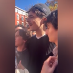 Usa, Timotheé Chalamet si presenta a sorpresa al raduno dei suoi sosia a New York