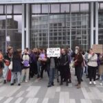 Francia, al via il processo contro Depardieu per violenza sessuale: manifestazione fuori dal Tribunale