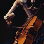 Il robot violoncellista suona con l’orchestra sinfonica di Malmo