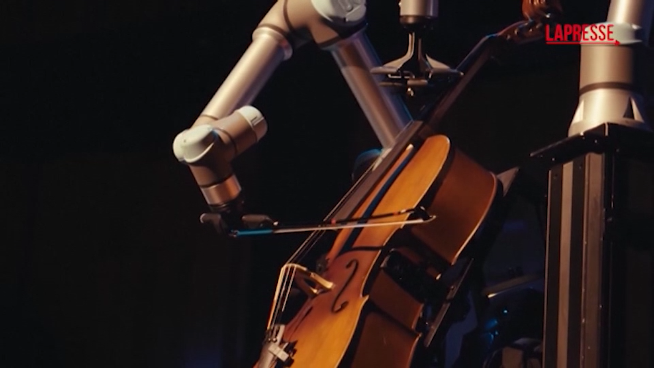 Il robot violoncellista suona con l’orchestra sinfonica di Malmo