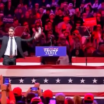 Usa 2024, le battute razziste del comico Hinchcliffe al comizio di Trump