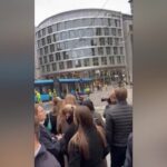 Oslo, tram deraglia e sfonda la vetrina di un negozio: il video