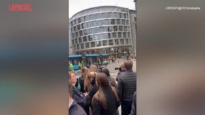 Oslo, tram deraglia e sfonda la vetrina di un negozio: il video