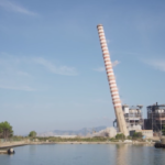 Livorno, abbattute le ciminiere dell’ex centrale Enel a Piombino: il momento del crollo