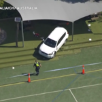 Australia, va a prendere il figlio a scuola e si schianta contro i tavolini: un bimbo morto e 4 feriti