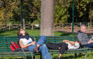 Milanesi in pausa pranzo ai Giardini Montanelli