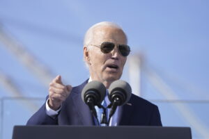 Il Presidente Joe Biden parla al Porto di Baltimora nel Maryland