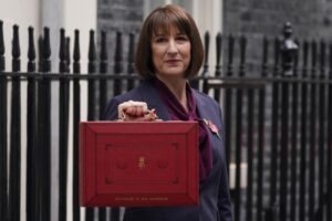 La valigia contente il budget del governo inglese arriva a Downing Street