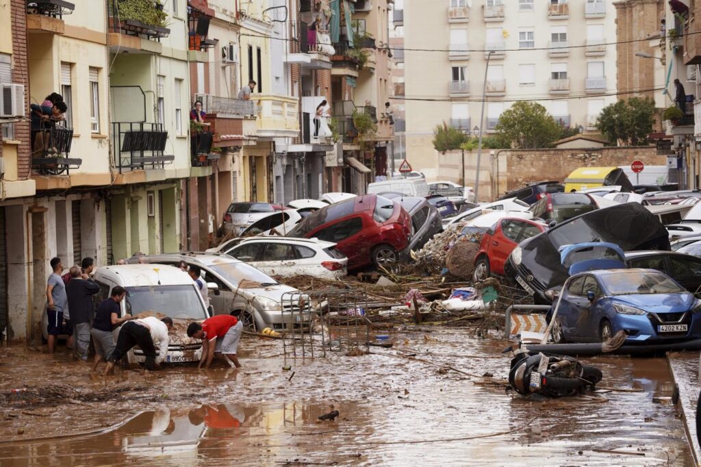Galleria foto 'Alluvione a Valencia: ripartono le ricerche tra le macerie dopo le piogge torrenziali' - foto 2
