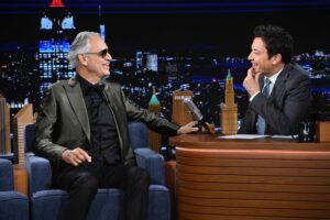 Da Jimmy Fallon a Leonardo Di Caprio, l’America pazza di Andrea Bocelli