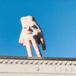 Nuova Zelanda, addio alla gigantesca scultura a forma di mano di Wellington
