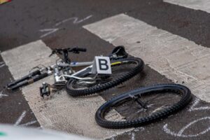 Ciclista donna di 39 anni investita e uccisa da camion in corso di Porta Vittoria angolo viale Francesco Sforza