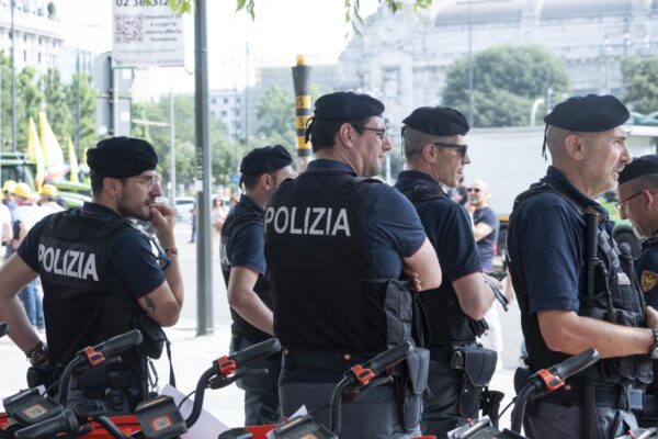 Milano, la polizia in piazza Duca D'Aosta