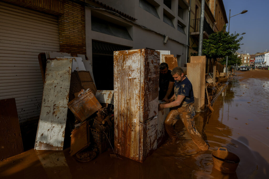 Galleria foto 'Alluvione a Valencia: ripartono le ricerche tra le macerie dopo le piogge torrenziali' - foto 15