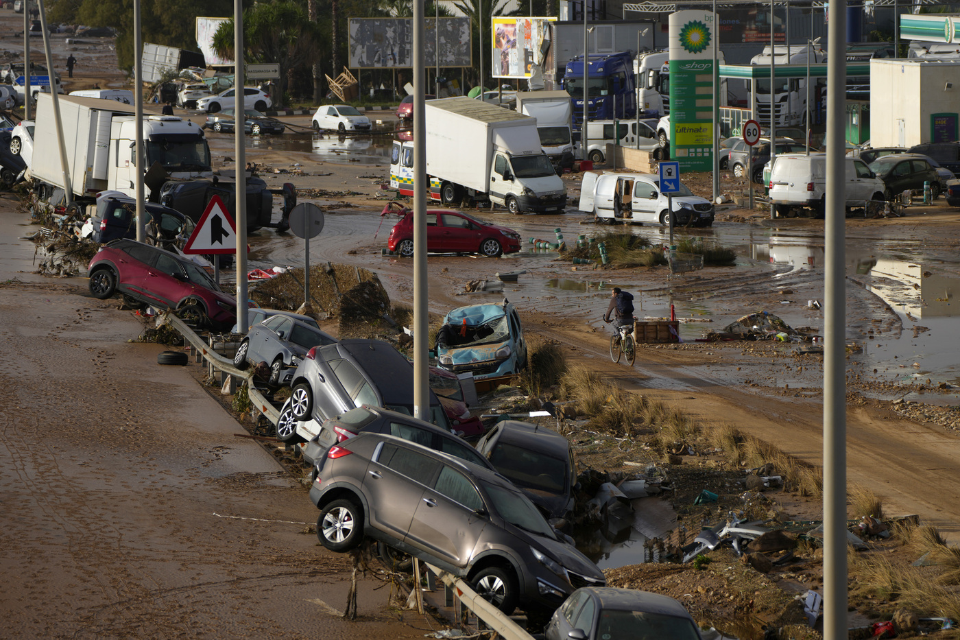 Spagna, alluvione devasta Valencia: 105 morti. Si cercano dispersi