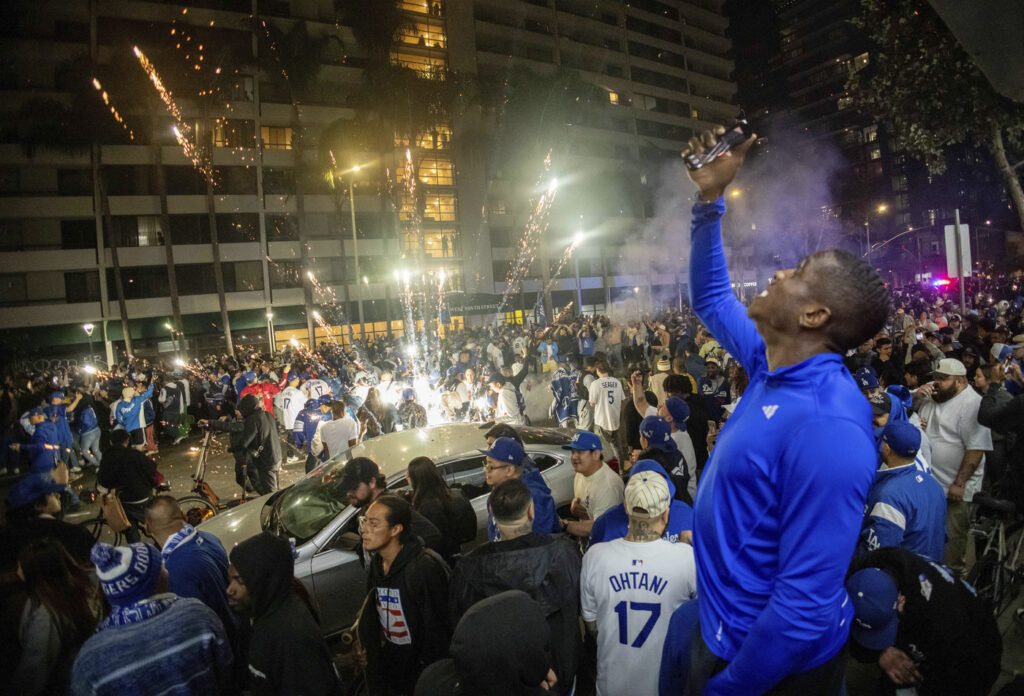 Galleria foto 'Baseball: i Dodgers campioni della MLB, festeggiamenti e disordini a Los Angeles' - foto 13
