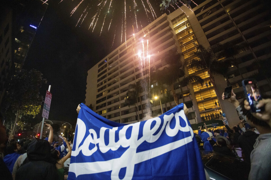 Galleria foto 'Baseball: i Dodgers campioni della MLB, festeggiamenti e disordini a Los Angeles' - foto 15