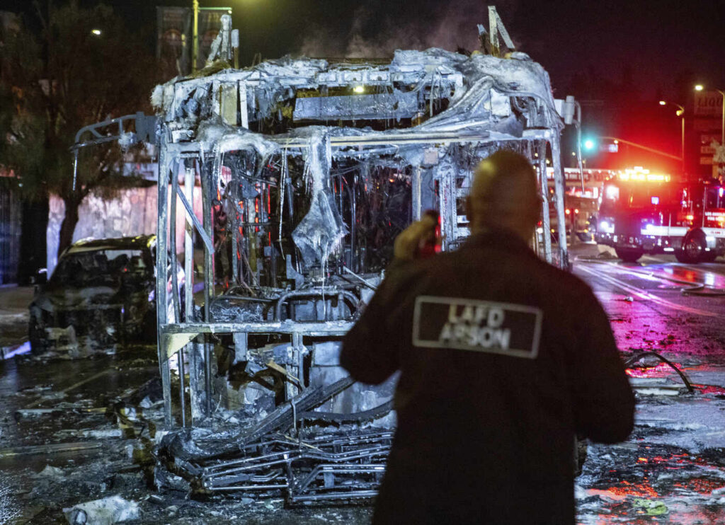 Galleria foto 'Baseball: i Dodgers campioni della MLB, festeggiamenti e disordini a Los Angeles' - foto 14