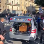 Funerali Matilde Lorenzi, la folla accoglie la bara della sciatrice