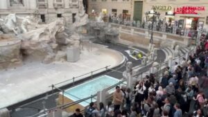 Roma, la Fontana di Trevi diventa ‘Piscina di Trevi’ per lavori