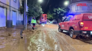 Alluvione Spagna, Valencia: i soccorritori al lavoro per liberare strade e case dal fango