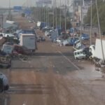 Alluvione Spagna, il giorno dopo: a Valencia strade coperte dal fango e carcasse di auto