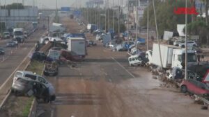 Alluvione Spagna, il giorno dopo: a Valencia strade coperte dal fango e carcasse di auto