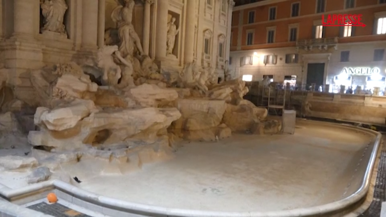 Roma, Fontana di Trevi prosciugata: al suo posto una piccola vasca per le monetine