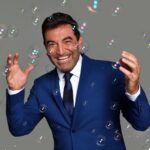 Max Giusti in tour ‘Bollicine’: “Aspetto un calcio dal vero De Laurentiis”