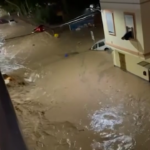 Alluvione Spagna, auto trascinate dal fiume di fango: le immagini virali