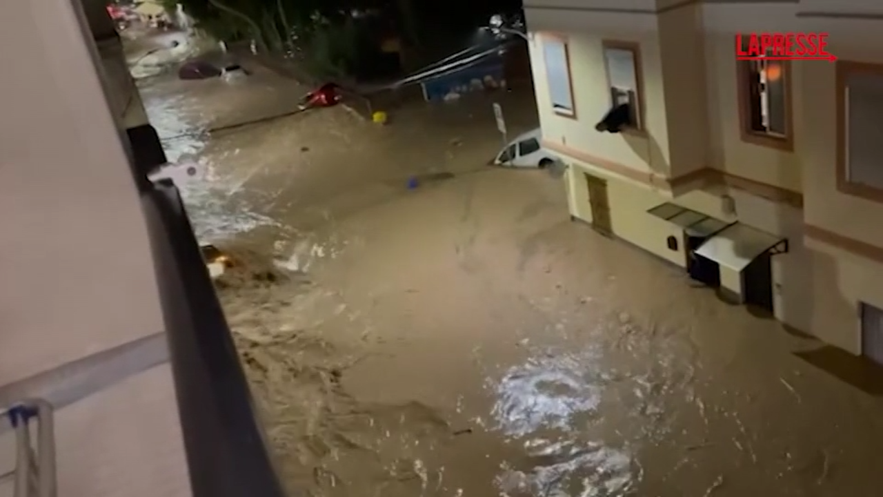 Alluvione Spagna, auto trascinate dal fiume di fango: le immagini virali