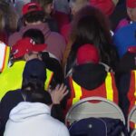Elezioni Usa, sostenitori Trump indossano sacchi della spazzatura a un evento elettorale