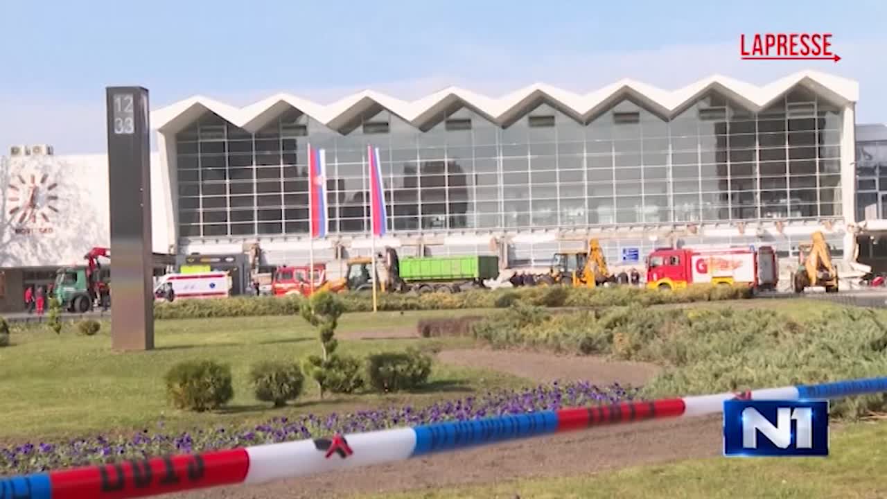 Serbia, 13 morti in crollo tettoia stazione Novi Sad: soccorritori sul luogo dell’incidente