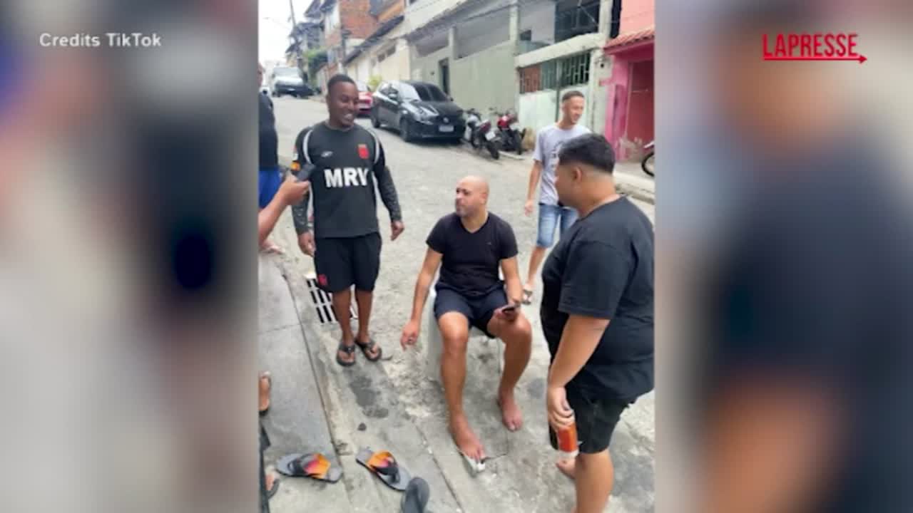 Adriano tra alcol e favelas in Brasile: il video virale sui social