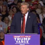 Elezioni Usa, problemi col microfono per Trump a Milwaukee