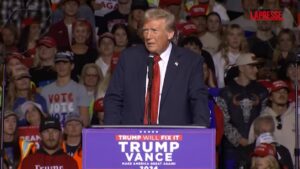 Elezioni Usa, problemi col microfono per Trump a Milwaukee