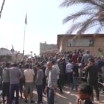 Gaza, centinaia di sfollati in fila per gli aiuti dell’Unrwa a Deir al-Balah