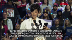 Usa 2024, Cardi B sul palco con Kamala Harris: “Le donne devono lavorare dieci volte più degli uomini”