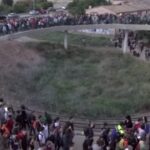 Alluvione Spagna, il lungo serpentone di volontari per le vie di Valencia