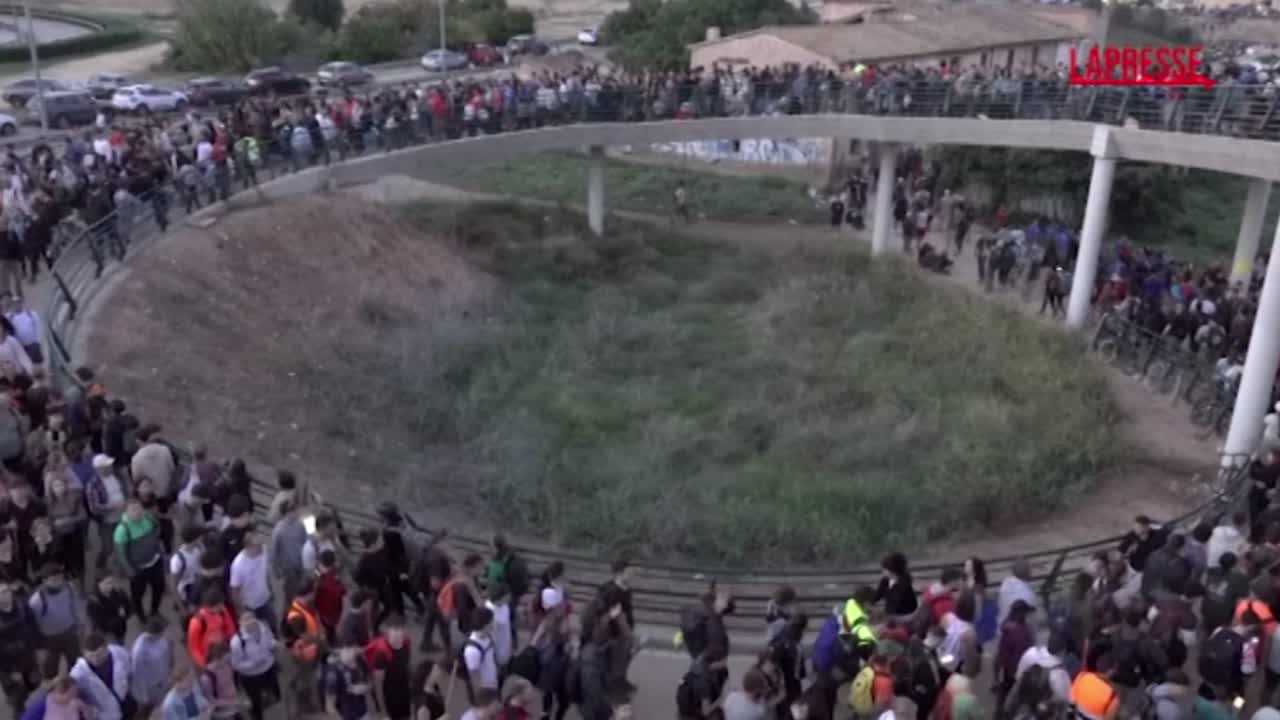 Alluvione Spagna, il lungo serpentone di volontari per le vie di Valencia