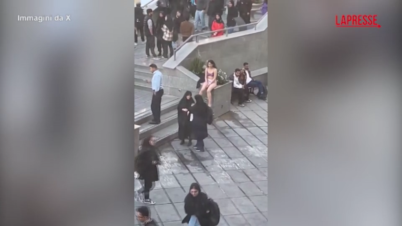 Iran, ragazza ripresa dalla polizia dell’università per il suo abbigliamento: si spoglia per protesta