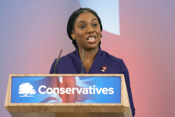 Kemi Badenoch nuova leader Tory, chi è la 44enne che vuole diventare premier britannica