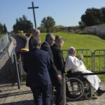 2 novembre, Papa Francesco prega sulle tombe dei bimbi