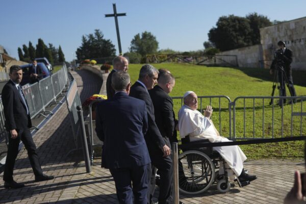 2 novembre, Papa Francesco prega sulle tombe dei bimbi