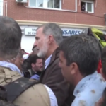 Spagna, Re Felipe contestato a Paiporta: fango e insulti ma lui si ferma a parlare